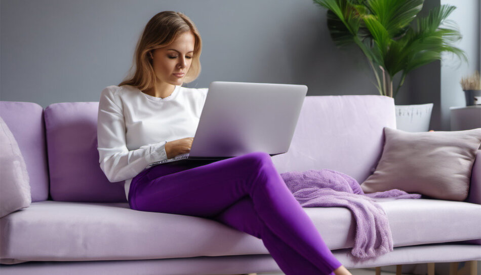 Couch_Frau_Laptop