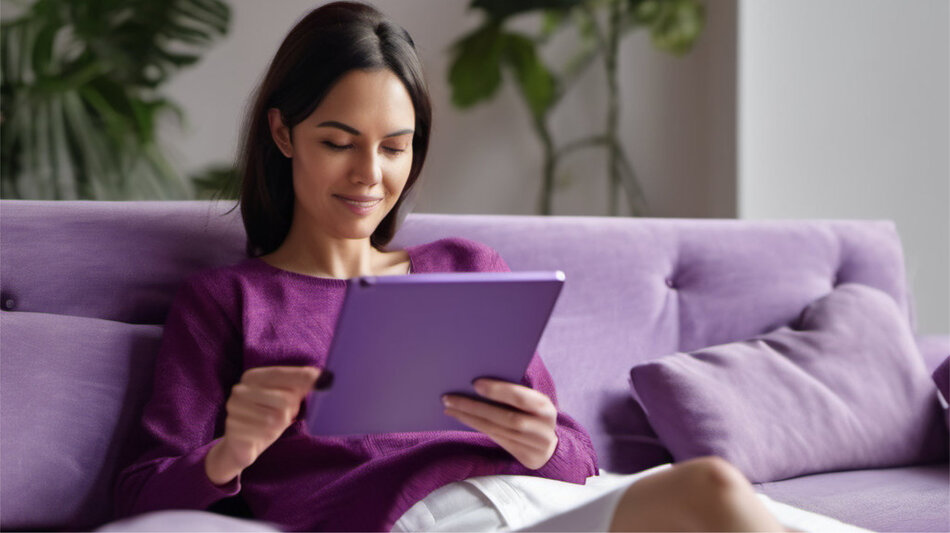 Frau_Tablet_Sofa